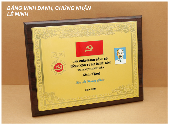 bảng vinh danh khen thưởng khung gỗ mặt đồng ăn mòn