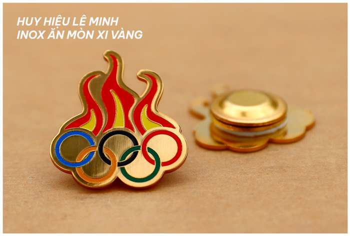 làm huy hiệu cài áo balo